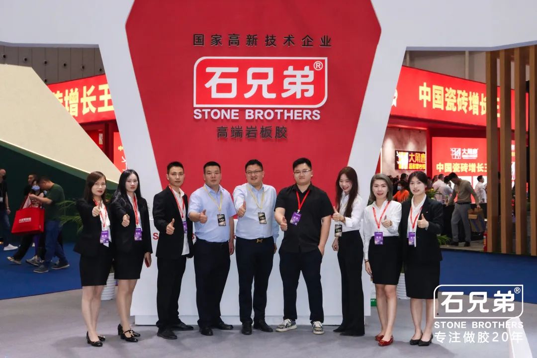 吸睛模特展示產(chǎn)品秀，石兄弟人氣燃爆亞洲最大陶瓷展！